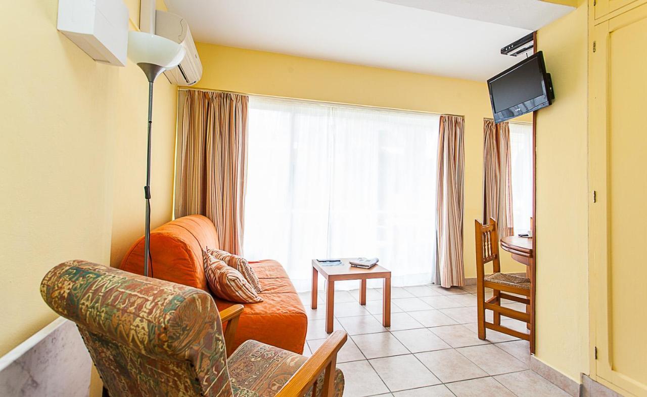 Hostal Doris - Adults Only Colonia de Sant Jordi ภายนอก รูปภาพ