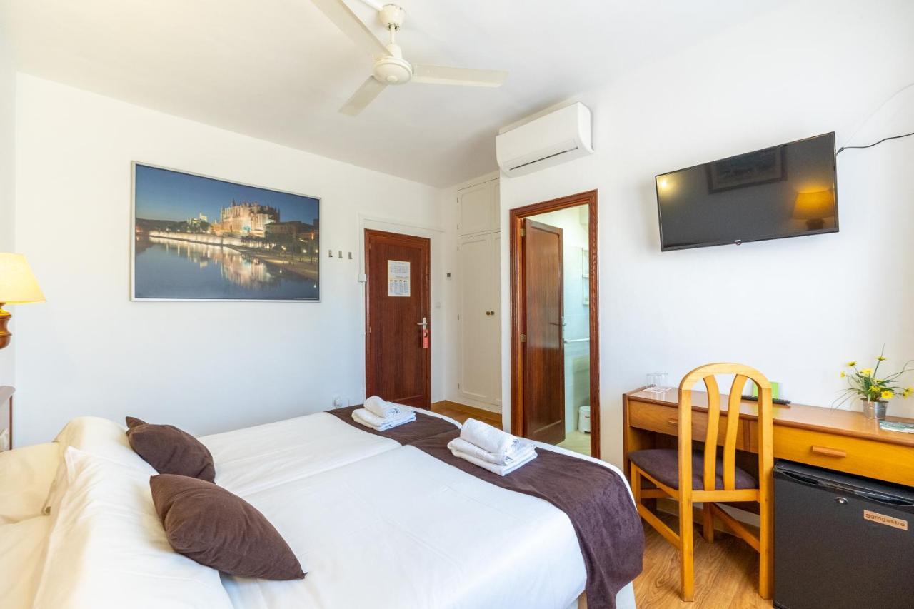 Hostal Doris - Adults Only Colonia de Sant Jordi ภายนอก รูปภาพ