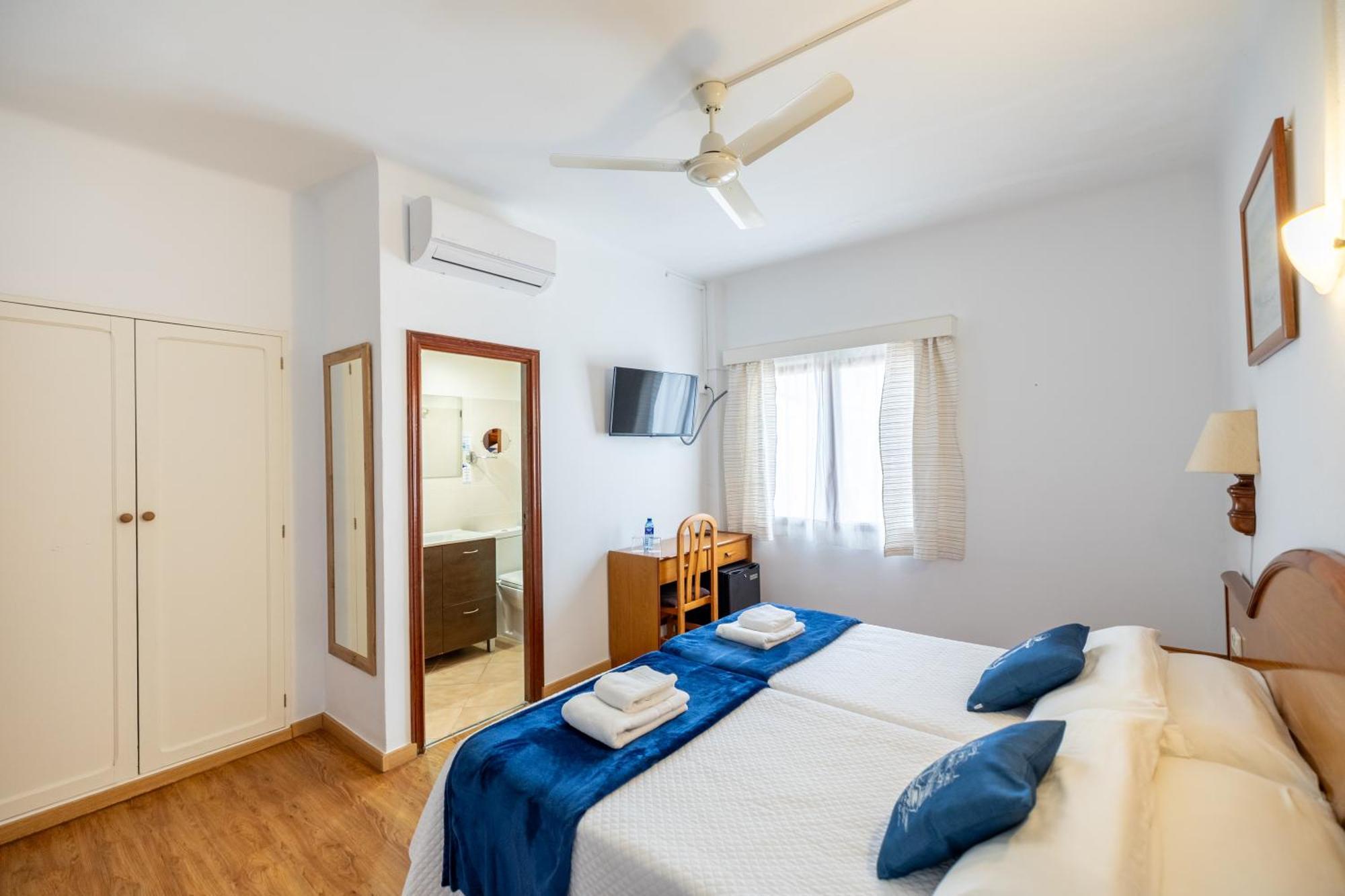 Hostal Doris - Adults Only Colonia de Sant Jordi ภายนอก รูปภาพ